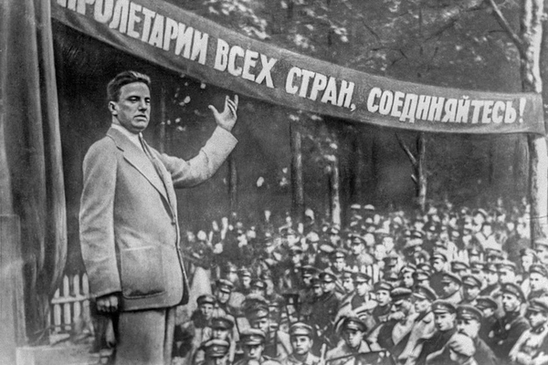 Владимир Маяковский выступает перед красноармейцами