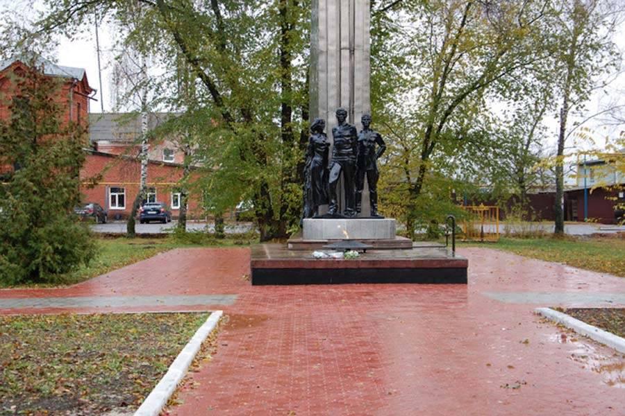 Памятники льгова. Памятник Льговским молодогвардейцам Льгов. Парк Асеева Льгов.