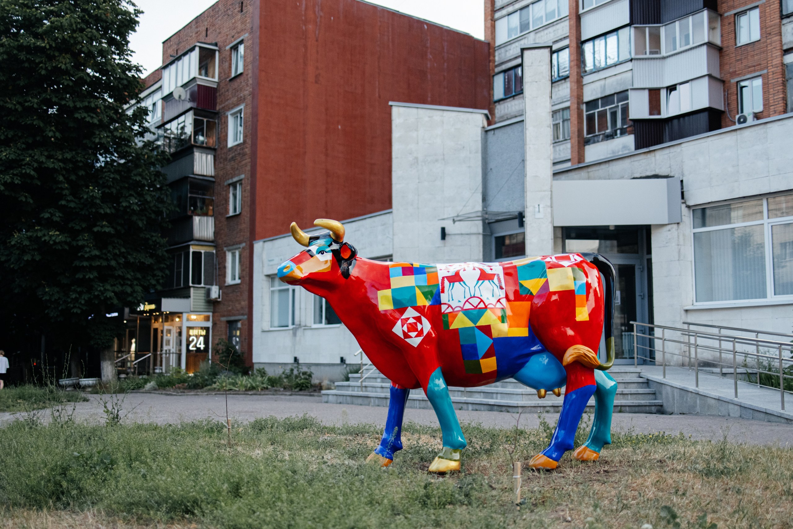 Корова «Милаха лоскутная». Адрес — Курская обл., г. Курск, ул. Радищева,  зд. 66А. Фото, режим работы, афиша и события. Соловьиный край