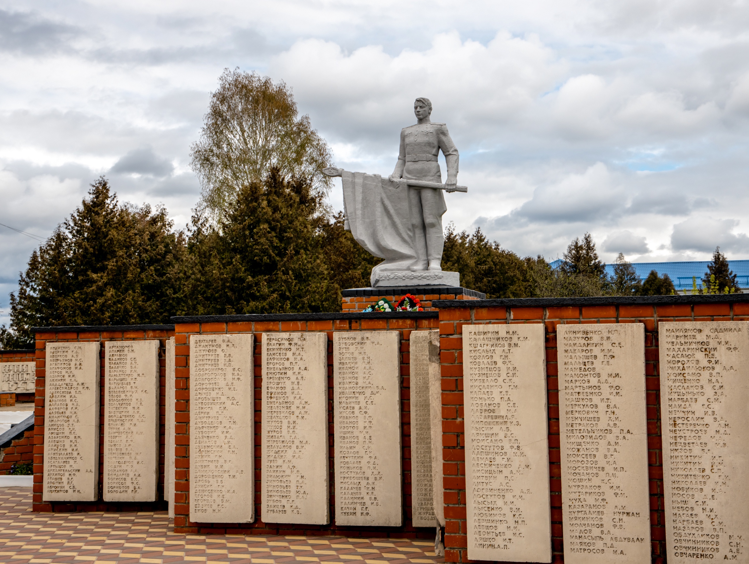 Памятник воину-освободителю в Солнцево. Адрес — Курская обл., Солнцевский  р-н, рп. Солнцево, ул. Первомайская, д. 27. Фото, режим работы, афиша и  события. Соловьиный край