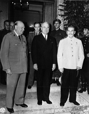 Уинстон Черчилль, Франклин Рузвельт и Иосиф Сталин