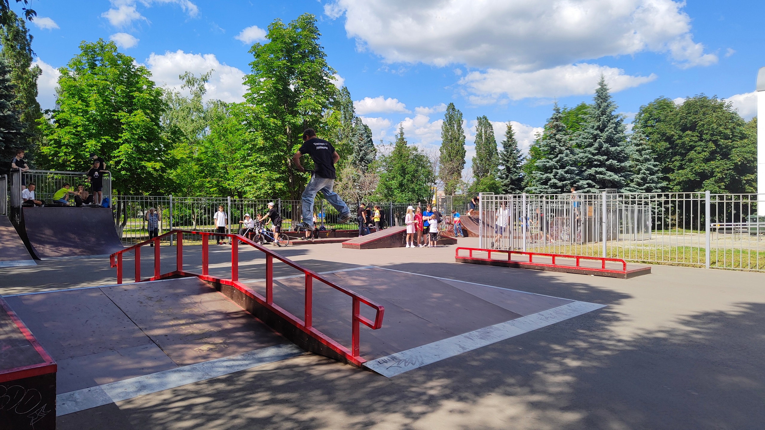 Скейт-парк «Гелиос». Адрес — Курская обл., г. Курск, ул. 50 лет Октября,  зд. 102. Фото, режим работы, афиша и события. Соловьиный край