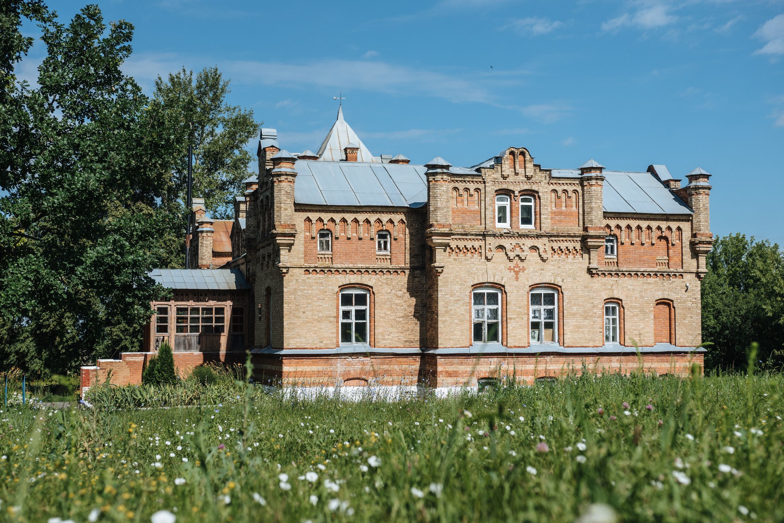 Дворец для любимой. Адрес — Курская обл., Кореневский р-н, с. Сафоновка,  85. Фото, режим работы, афиша и события. Соловьиный край